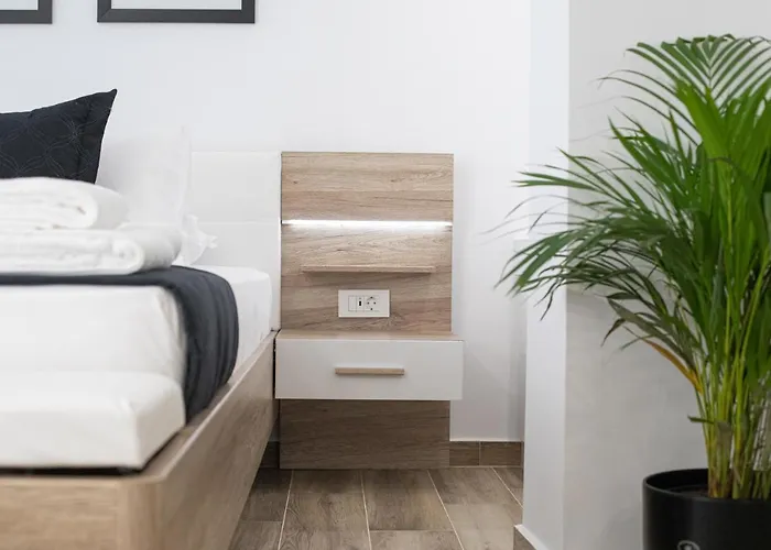 Sandra's Luxury * טולון