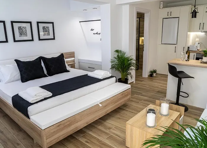 Sandra's Luxury טולון