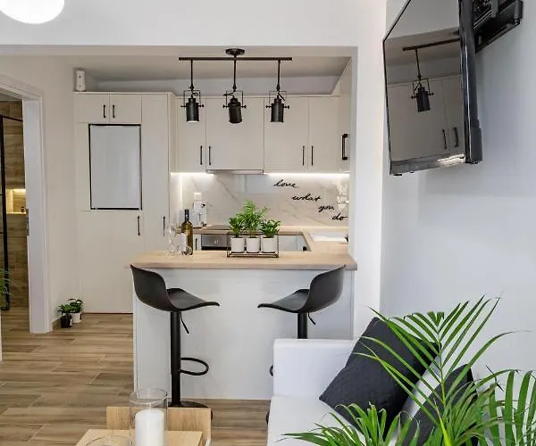 Sandra's Luxury * טולון