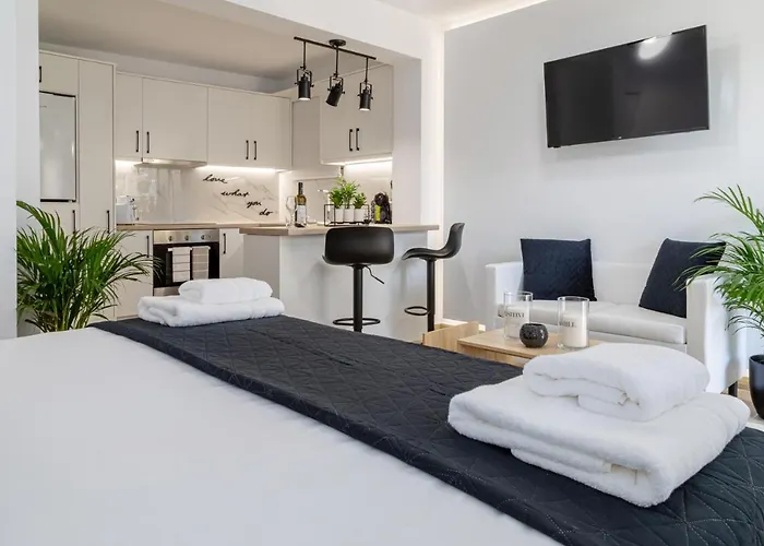 Sandra's Luxury טולון